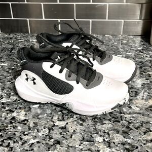 Boys size 1 under armour basketball shoes
